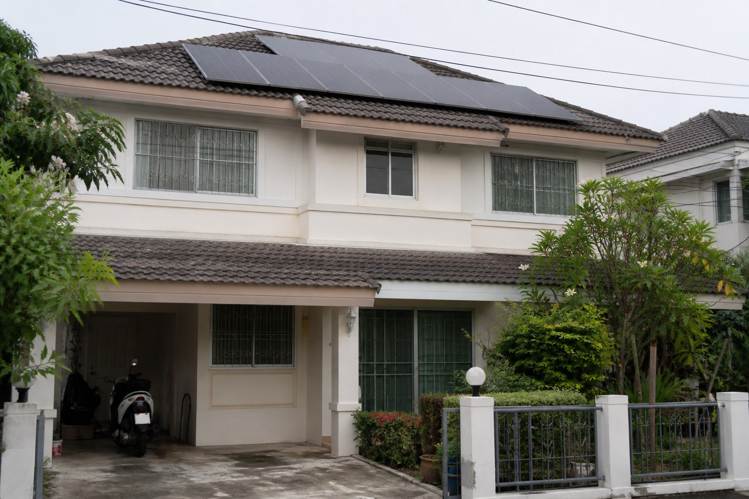 Photovoltaik-Anlage auf einem Wohnhaus in Bangkok – Sonnen-Energie Thailand