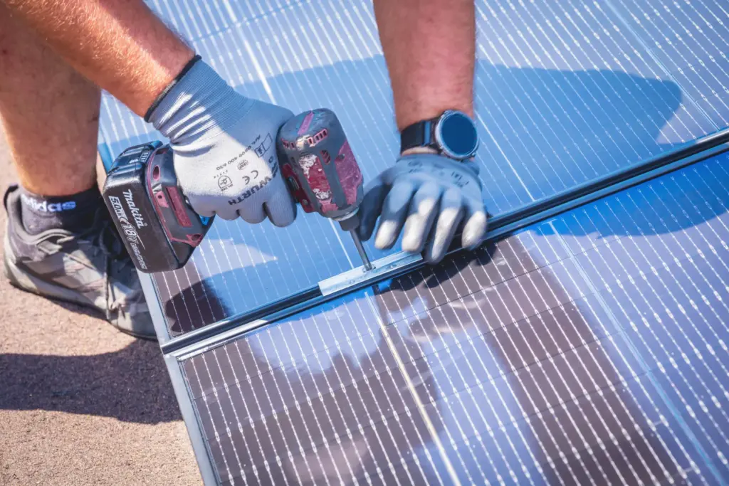 Präzise Verschraubung – Sonnen-Energie