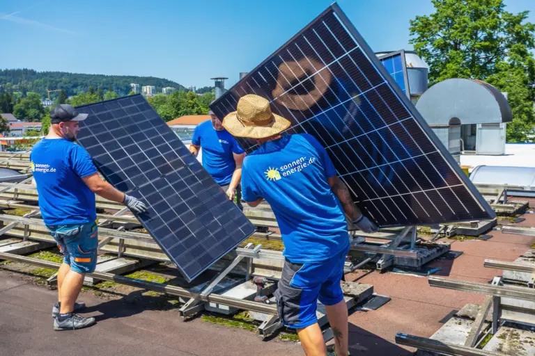 Montageteam auf dem Dach – Sonnen-Energie