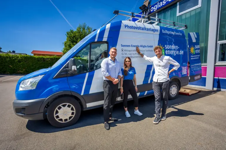 Team vor dem Einsatzwagen – Sonnen-Energie
