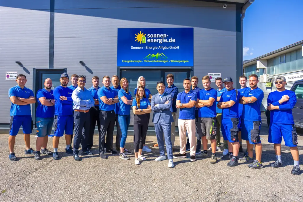 Das Team der Sonnen-Energie Allgäu vor dem Firmensitz